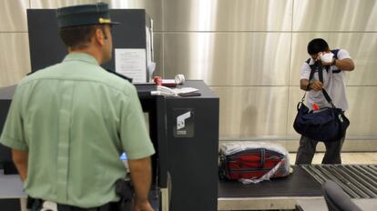 Agentes de Aduanas en un aeropuerto.