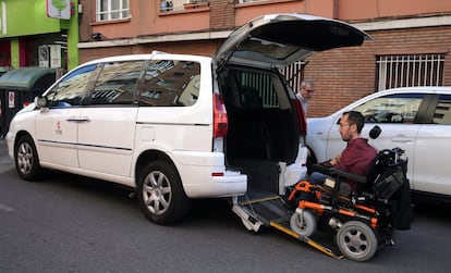 El candidato de Podemos necesita vehículos adaptados para poder entrar con su silla de ruedas, que pesa 150 kilos. En la foto, con uno de los taxistas que le recoge habitualmente.