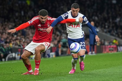 Morgan Gibbs-White, la figura del Forest, pugna por el balón con Pedro Porro, del Tottenham, este lunes.