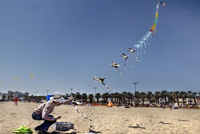 Decenas de <i>catxirulos</i> planean de nuevo sobre la playa de la Malva-rosa