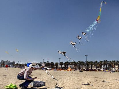 Decenas de <i>catxirulos</i> planean de nuevo sobre la playa de la Malva-rosa