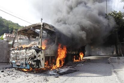 Quatro &ocirc;nibus foram incendiados neste s&aacute;bado em Niter&oacute;i.