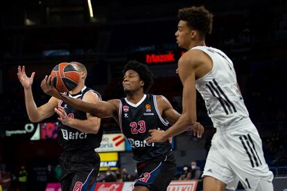 Enoch gana un rebote ante Wembanyama. Euroleague