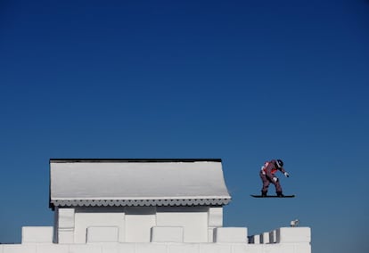 Un deportista asiste a un entrenamiento en el Genting Snow Park, Zhangjiakou (China), días antes de la inauguración de los Juegos Olímpicos.