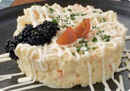 Tragedia. El molde, el enrejado de mahonesa, el tomate y un caviar chungo. Cerco urgente al bar.