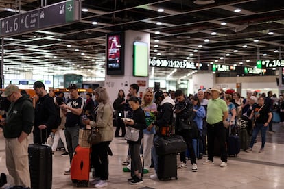 Cola de usuarios de Renfe para realizar el cambio de billetes en la Estación de Sants de Barcelona.

 
