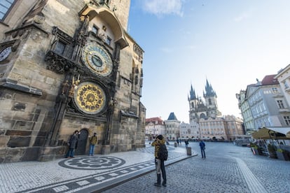 El reloj astronómico de Praga, original de la Edad Media, está formado por dos esferas. La inferior marca los meses del año y en la superior se representan las órbitas del sol y la luna. A los lados de la esfera se encuentran una serie de personajes: la muerte (un esqueleto), la vanidad (un hombre con un espejo) e incluso las invasiones turcas (un hombre de tez morena). Los 12 apóstoles desfilan en la parte superior cuando dan las horas. Hay varias leyendas sobre el reloj, como la de la autoría de la pieza. Aunque el reloj se atribuye oficialmente al relojero Nicolás Kadán y al astrónomo Jan Šinde, es 'vox populi' que fue Hanus Ruze quien lo fabricó, un artesano al cual dejaron ciego tras terminar su labor para que no pudiera reproducirla.