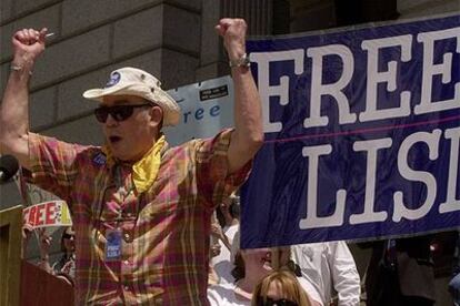 Hunter S. Thompson, durante una protesta en mayo de 2001.