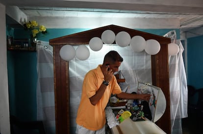 Gilberto Altuve, padre del niño venezolano de 11 años Erick Altuve fallecido de cáncer, durante el funeral de su hijo en el barrio de Petare en Caracas.