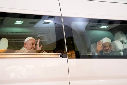 Antes de emprender el domingo su viaje a Emiratos, el Papa había pedido "favorecer con urgencia el cumplimiento de los acuerdos alcanzados" para una tregua en la ciudad portuaria de Hodeida, en Yemen, crucial para el acceso de ayuda humanitaria. En la imagen, el papa Francisco, Jefe de la Iglesia Católica se ve con Sheikh Ahmed Mohamed el-Tayeb, Imam egipcio de la Mezquita de Azhar, a su llegada al aeropuerto internacional de Abu Dabi, el 3 de febrero de 2019.