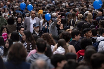 Cientos de personas en la Rambla, Barcelona, el pasado 23 de abril de 2024.