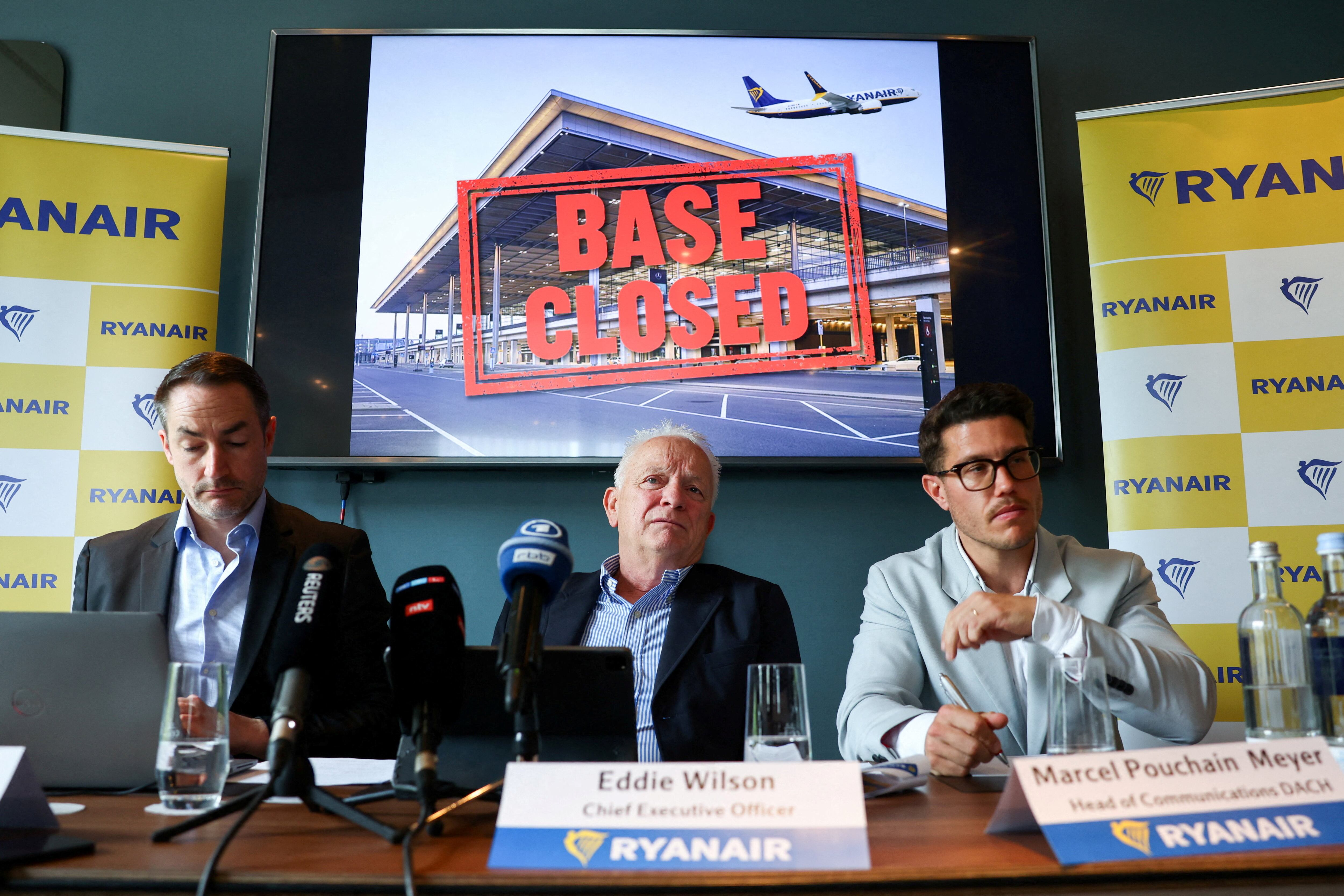 Ryanair cerrará su base de Berlín y reducirá un 50% sus vuelos desde la ciudad por la subida de las tasas