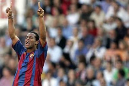 Ronaldinho celebra un gol con el Barça en el pasado campeonato de Liga.