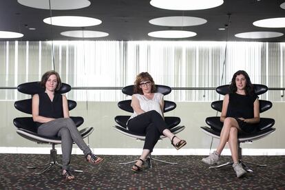 Desde la izquierda, las directoras de cine Carla Simón, Roser Aguilar y Elena Martín el pasado junio en Barcelona.