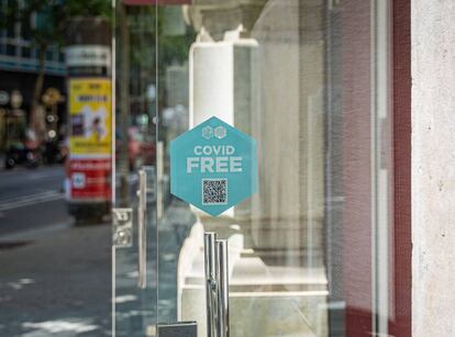 Un comerç del passeig de Gràcia amb segell “Covid free” a les portes d'accés.