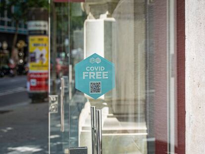 Un comerç del passeig de Gràcia amb segell “Covid free” a les portes d'accés.