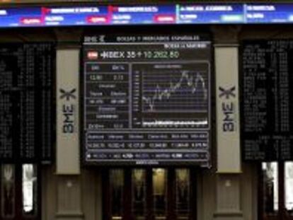 Paneles informativos en la bolsa de Madrid que muestran, entre otros, las variaciones del principal indicador de la Bolsa espa&ntilde;ola.