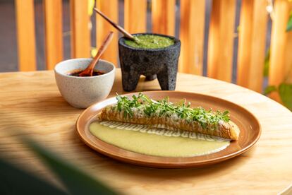 La flauta ahogada en salsa verde de Comal Oculto.