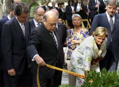 El Presidente de la Generalitat Jordi Pujol acompañado del <i>conseller en Cap</i> Artur Mas y de la consejera catalana de Gobernación y Relaciones Institucionales, Núria de Gispert durante la ofrenda floral.