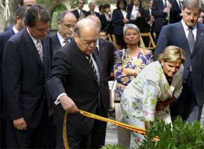 El Presidente de la Generalitat Jordi Pujol  acompañado del <i>conseller en Cap</i> Artur Mas y de la consejera catalana de Gobernación y Relaciones Institucionales, Núria de Gispert durante la ofrenda floral.