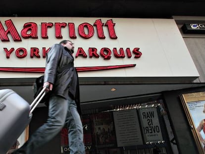 Un turista cruza por delante de la fachada de un hotel Marriott en Nueva York.