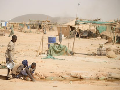 Mineros artesanales trabajan cerca de la localidad de Delgo, en el norte de Sudán.