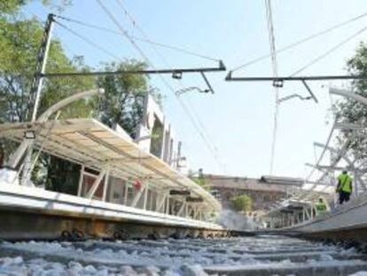 Operarios trabajando en la remodelación de la estación de Méndez Álvaro.  