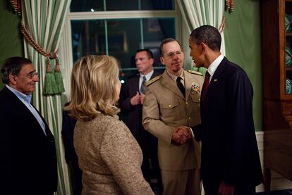 Tras un intenso día, y tras finalizar la rueda de prensa, Obama saluda al almirante MiKE Mullen, en presencia de Hillary Clinton y Leon Panetta, director de la CIA.