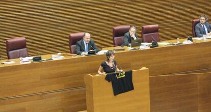 Marina Albiol, de EUPV, subió a la tribuna una camiseta de las víctimas del metro. Font de Mora presidió el pleno.
