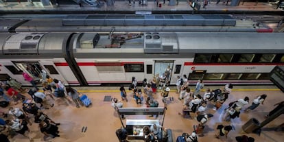 Varios viajeros en los andenes de cercanías de la estación de tren de Atocha.