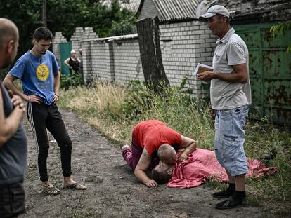 El padre de un hombre muerto por el impacto de un proyectil, el 18 de junio en Lisichansk.