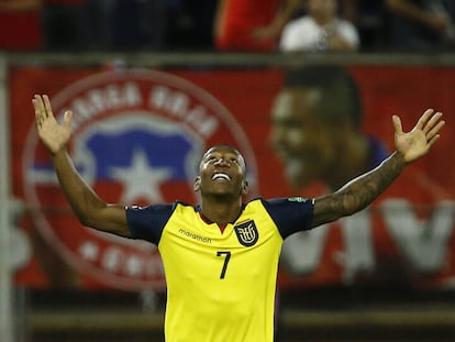 Pervis Estupiñán celebra un gol contra Chile en las eliminatorias del Mundial.