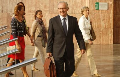 El alcalde de Alhaurín, Juan Martín Serón, junto a los juzgados.