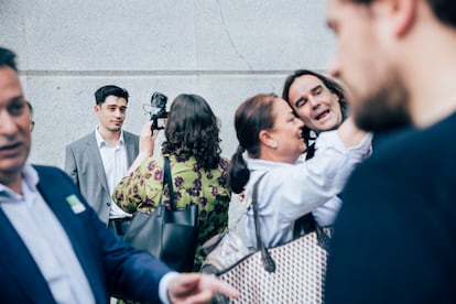 Al fondo, Víctor Domínguez, alias Wall Street Wolverine, tras una jornada sobre la libertad de expresión organizada por Vox en el Congreso de los diputados.