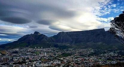 El pasado 8 de noviembre el cielo de Ciudad del Cabo (Sudáfrica) se llenó de nubes con forma de ovni. Se trata de un fenómeno meteorológico que la comunidad científica define como nubes lenticulares. Se forman cuando el aire se enfría en la troposfera y recorre la superficie de la Tierra hasta que choca con una montaña o un edificio que obstruye su paso. En raras ocasiones también se ven en terrenos llanos. Aparecen y desaparecen con relativa rapidez. Los testigos aseguran que se hicieron más definidas conforme pasaba el tiempo y las describieron como "un tornado en modo pausa", según la CNN.