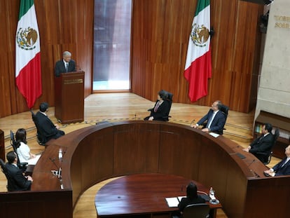 El presidente López Obrador recibió su constancia de presidente en el Tribunal Electoral.