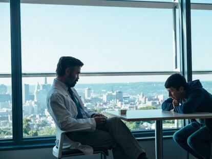 Colin Farrell y Barry Keoghan, en la película de Lanthimos.