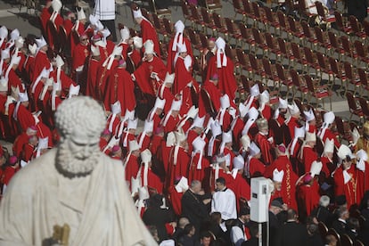 Cardenales van tomando sus asientos a las puertas de la basílica de San Pedro. 