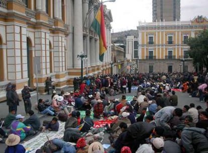 Cientos de opositores al Gobierno de Evo Morales se congregan en la plaza Murillo de La Paz, en Sucre.