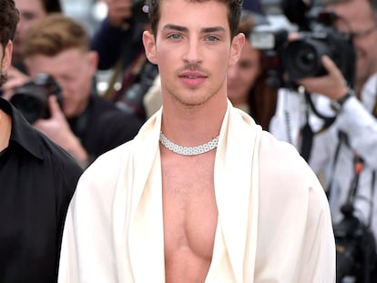 Manu Ríos en el Festival de Cannes 2023 vestido de Dior mientras presentaba 'Extraña forma de vida'