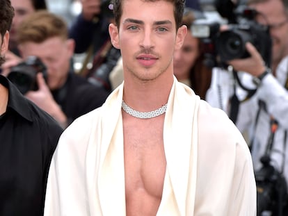 Manu Ríos en el Festival de Cannes 2023 vestido de Dior mientras presentaba 'Extraña forma de vida'