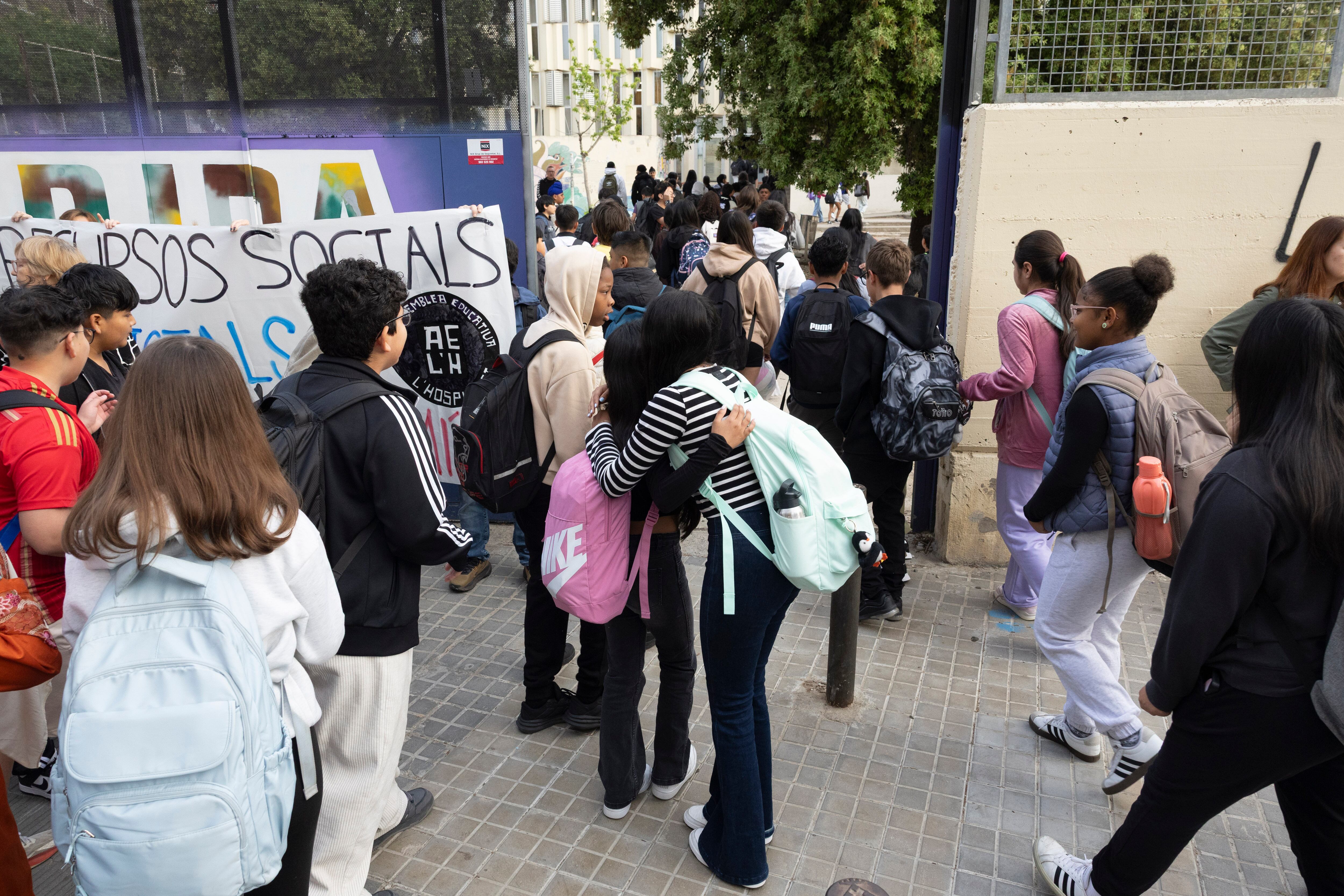 Alumnos entrando al instituto Margarida Xirgu de L'Hospitalet de Llobregat, este lunes. 