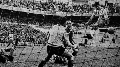 Idígoras cabecea el gol ante Bolao y el meta Asenjo.