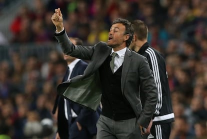 Luis Enrique, entrenador del Barcelona, da instrucciones a sus jugadores.