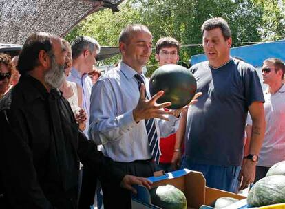 Miguel Sebastián, candidato socialista, ayer en el mercadillo de La Elipa.