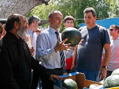 Miguel Sebastián, candidato socialista, ayer en el mercadillo de La Elipa.