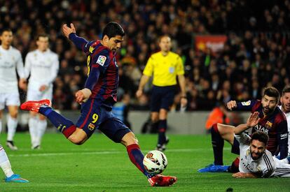 En aquel Barça-Madrid, en la jornada 28, los tres puntos se quedaron en el Camp Nou (el resultado final fue de 2-1). En la imagen, Luis Suárez chuta a puerta.