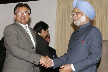 Pervez Musharraf (izquierda) saluda a Manmohan Singh, ayer en La Habana.