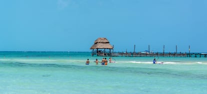 Playa Norte (Islas Mujeres, México). La arena blanca y suave, y el agua clara y poco profunda, hacen de Playa Norte un sitio perfecto para pasar el día. Es fácil llegar y la entrada es gratuita, además cerca hay muchos lugares para comer algo. Aquí se puede practicar esnórquel, contemplar la puesta de sol y dar un paseo nocturno por la costa.