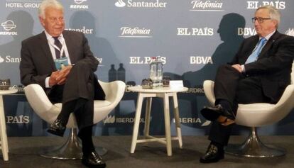 Jean-Claude Juncker junto al expresidente español Felipe González, durante el acto.